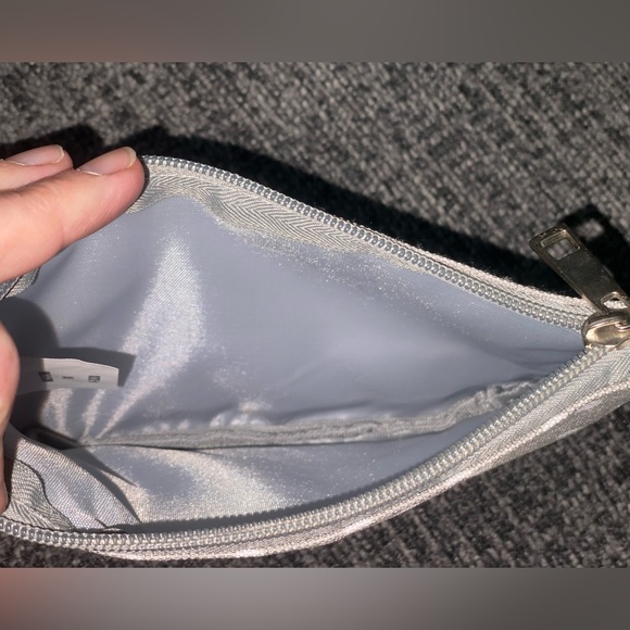 Logobrands Oregon Ducks Women’s Wristlet Handbag - Picture 7 of 10